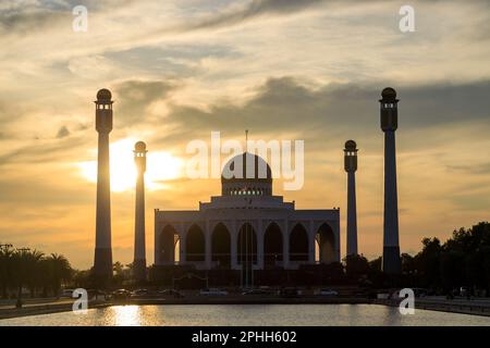 Hat Yai, Thailandia - 11 febbraio 2023: Vista esterna della Moschea Centrale della Provincia di Songkhla situata a Hat Yai, Thailandia. Foto Stock