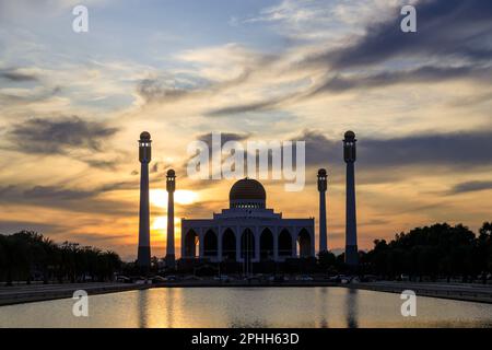 Hat Yai, Thailandia - 11 febbraio 2023: Vista esterna della Moschea Centrale della Provincia di Songkhla situata a Hat Yai, Thailandia. Foto Stock