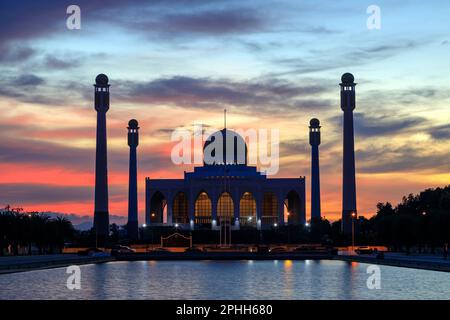 Hat Yai, Thailandia - 11 febbraio 2023: Vista esterna della Moschea Centrale della Provincia di Songkhla situata a Hat Yai, Thailandia. Foto Stock