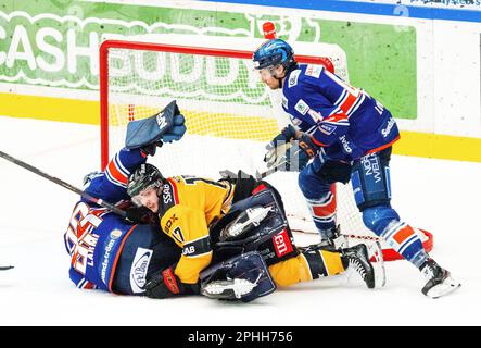 VŠxjš, Svezia, 28 marzo 2023 Quarterfinale 7 VŠxjš Lakers - LuleŒ HF Vaxjo Lakers vince dal 2 al 1 e si qualifica quindi per la semifinale. Credit: PEO Mšller/Alamy Live News Foto Stock