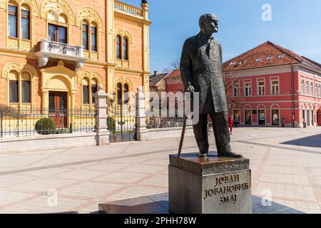 Novi Sad, Serbia - 24 marzo 2023: Statua di Jovan Jovanovic aka Cika Jova Zmj, famoso poeta e medico, il primo scrittore serbo che ha scritto poesia int Foto Stock