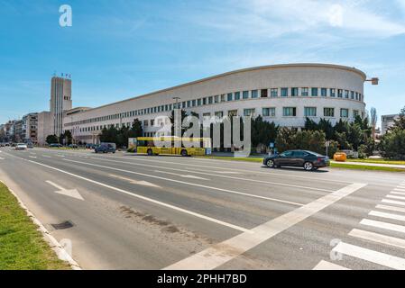 Novi Sad, Serbia - 24 marzo 2023: Costruzione del Governo Provinciale e dell'Assemblea della Provincia Autonoma di Vojvodina, l'edificio chiamato Ban Foto Stock