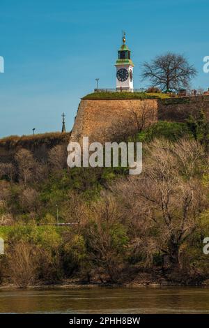 Novi Sad, Serbia - 24 marzo 2023: La torre dell'orologio bianca, uno dei più significativi monumenti e simboli della Fortezza di Petrovaradin e Novi Sad Foto Stock