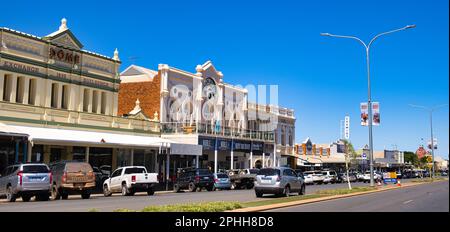 Street scene con gli edifici storici Exchange e Laslett Building in Hannan Street, Kalgoorlie, Australia Occidentale Foto Stock