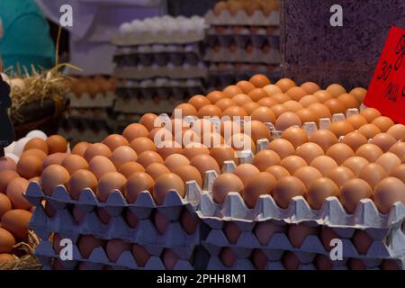 Uova in vendita al mercato la Boqueria di Barcellona, Spagna Foto Stock