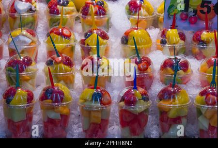 Frutta fresca in vendita al mercato la Boqueria di Barcellona, Spagna Foto Stock