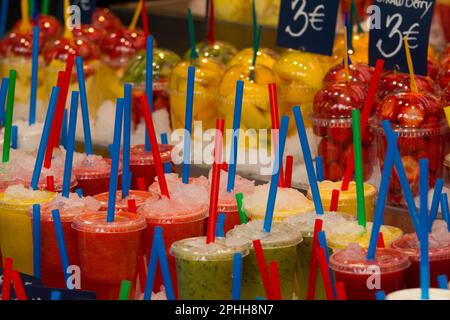 Succo di frutta fresca e frutta fresca in vendita al mercato la Boqueria di Barcellona, Spagna Foto Stock