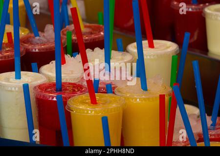 Succo di frutta fresca in vendita al mercato la Boqueria di Barcellona, Spagna Foto Stock