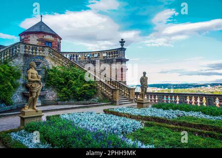 Un bel giardino nella fortezza di Marienberg a Würzburg, vecchie statue e aiuole a Wurzburg, Baviera dietro la ringhiera, un'antenna impressionante Foto Stock