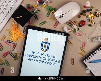 In questa illustrazione, il logo dell'Università di scienza e tecnologia di Hong Kong visualizzato su un tablet. Foto Stock