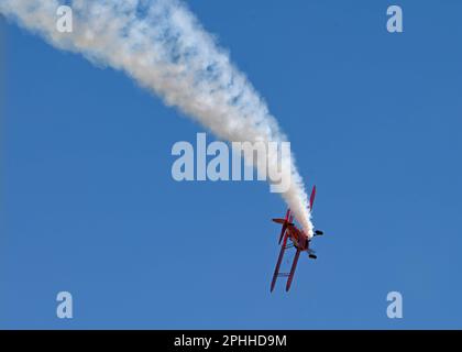 Vicky Benzing, pilota di Stearman, sorvola la base dell'aeronautica di Davis-Monthan, Ariz., 26 marzo 2023. Durante il Thunder and Lightning Over Arizona Air Show, BENZZZZZZZZZZZZZZZZZZZZZEW ha fatto un'esibizione (STATI UNITI Air Force foto di Airman 1st Class Paige Weldon) Foto Stock