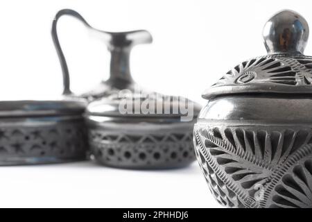 Artigianato tipico messicano. Set di vasi di argilla nera fatti a mano a Oaxaca, Messico. Sfondo bianco Foto Stock