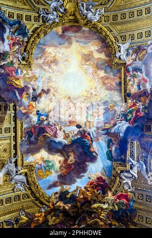Volta affrescata con il Trionfo del Nome di Gesù di Giovan Battista Gaulli detto il Baciccio nella Chiesa di Gesù - Roma, Italia Foto Stock