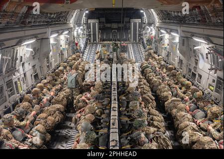 STATI UNITI I paracadutisti dell'esercito assegnati a 2nd battaglione, 503rd reggimento di fanteria paracadute, 173rd Brigata Airborne aspettano il decollo di un'operazione aerea in commemorazione del 20th° anniversario dell'operazione Northern Delay alla base aerea di Aviano, Italia, il 22 marzo 2023. OND è stata la prima brigata strategica airdrop utilizzando il Boeing C-17 Globemaster III in formazione, integrando un convenzionale U.S.A. Brigata aerea militare all'interno del 10th Special Forces Group, e l'integrazione di un battaglione blindato in un'operazione aerea. (STATI UNITI Foto Air Force del personale Sgt. Chris Sommers) Foto Stock
