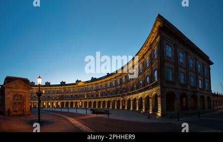 Il Buxton Cresent, rinnovato nella città termale del Derbyshire, al tramonto, mentre la luce svanisce su questo storico hotel e destinazione turistica inglese Foto Stock