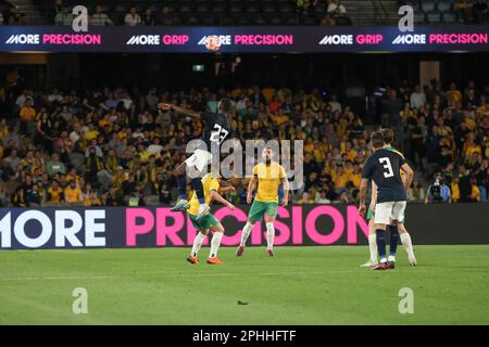 Melbourne, Australia. 28th Mar, 2023. Moisés Caicedo dell'Ecuador è in su da Cameron Devlin dell'Australia durante il gioco internazionale amichevole di Socceroos dell'Australia contro Ecuador allo Stadio di Marvel il 29 marzo a Melbourne, Australia accreditamento: SOPA Images Limited/Alamy Live News Foto Stock