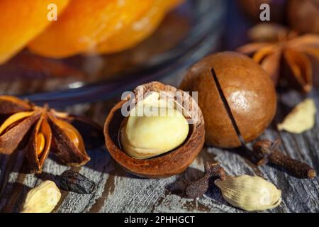 noce macadamia pelata su fondo in legno Foto Stock