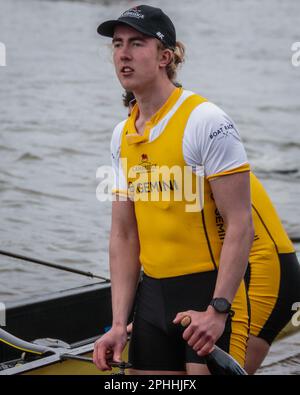 Un membro della squadra di uomini di Cambridge alla gara di barche Oxford contro Cambridge 2023. Foto Stock