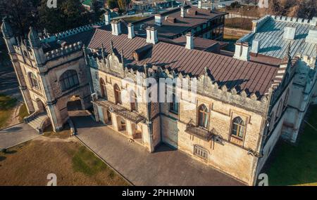 Palazzo Dadiani a Zugdidi, Georgia. Museo storico-architettonico statale, antico palazzo storico o castello protetto dall'unesco, vista aerea dal drone. Foto Stock