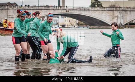 Ubriaco dopo aver vinto la gara di barche da donna Oxford contro Cambridge 2023. Foto Stock