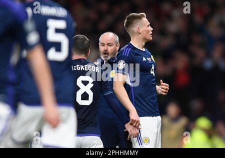 Glasgow, Regno Unito. 28th Mar, 2023. Scott McTominay di Scozia segna il suo e ScotlandÕs 2nd gol durante la partita di qualificazione del Campionato europeo UEFA ad Hampden Park, Glasgow. Il credito dell'immagine dovrebbe essere: Neil Hanna/Sportimage Credit: Sportimage/Alamy Live News Foto Stock