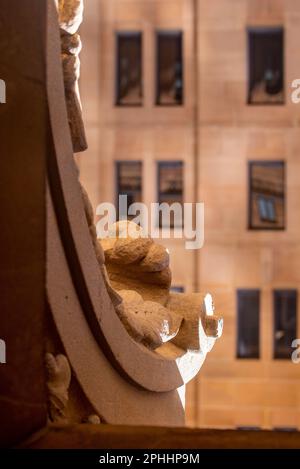 Vista attraverso una finestra, un primo piano della scultura in arenaria sul Martin Place di fronte al GPO di Sydney o all'ufficio postale generale in Australia Foto Stock