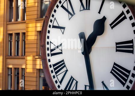 Un primo piano del 1880 GPO (General Post Office) George Street orologio a tre facce nel centro di Sydney, Australia che ha sostituito un precedente tipo a faccia singola Foto Stock