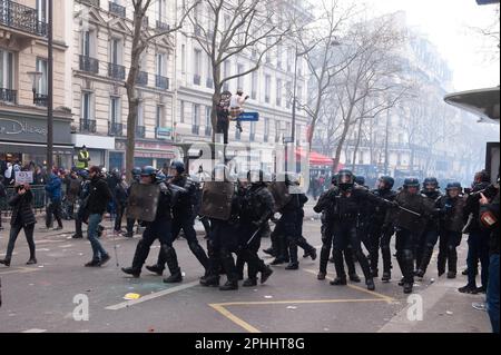 Parigi, Francia, 28/03/2023, manifestazione parigina del 28 marzo contro la riforma delle pensioni - 28/3/2023 - Francia / Parigi / Parigi - in questa decima giornata di manifestazione contro la riforma delle pensioni, la processione intersindacale ha marciato tra la Repubblica e la Nation.Credit: Laurent Paillier / le Pictorium / Alamy Live News Foto Stock