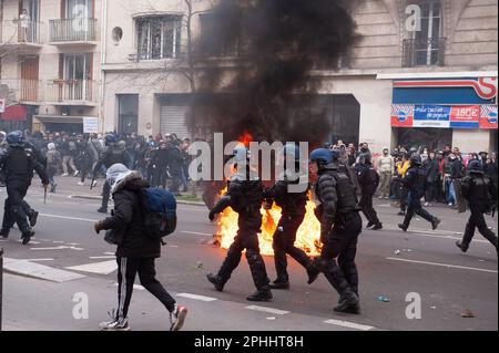 Parigi, Francia, 28/03/2023, manifestazione parigina del 28 marzo contro la riforma delle pensioni - 28/3/2023 - Francia / Parigi / Parigi - in questa decima giornata di manifestazione contro la riforma delle pensioni, la processione intersindacale ha marciato tra la Repubblica e la Nation.Credit: Laurent Paillier / le Pictorium / Alamy Live News Foto Stock