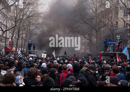 Parigi, Francia, 28/03/2023, manifestazione parigina del 28 marzo contro la riforma delle pensioni - 28/3/2023 - Francia / Parigi / Parigi - in questa decima giornata di manifestazione contro la riforma delle pensioni, la processione intersindacale ha marciato tra la Repubblica e la Nation.Credit: Laurent Paillier / le Pictorium / Alamy Live News Foto Stock