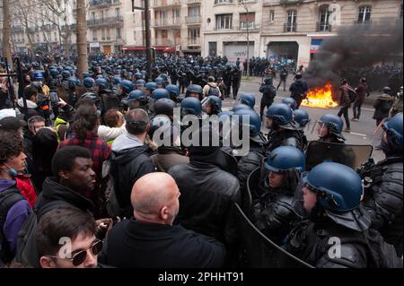 Parigi, Francia, 28/03/2023, manifestazione parigina del 28 marzo contro la riforma delle pensioni - 28/3/2023 - Francia / Parigi / Parigi - in questa decima giornata di manifestazione contro la riforma delle pensioni, la processione intersindacale ha marciato tra la Repubblica e la Nation.Credit: Laurent Paillier / le Pictorium / Alamy Live News Foto Stock
