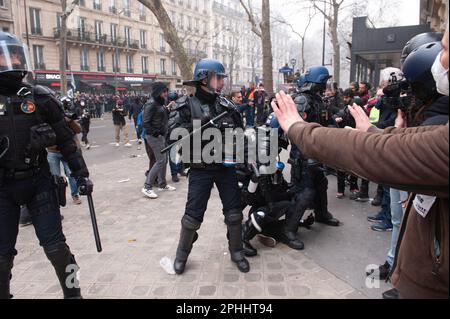 Parigi, Francia, 28/03/2023, manifestazione parigina del 28 marzo contro la riforma delle pensioni - 28/3/2023 - Francia / Parigi / Parigi - in questa decima giornata di manifestazione contro la riforma delle pensioni, la processione intersindacale ha marciato tra la Repubblica e la Nation.Credit: Laurent Paillier / le Pictorium / Alamy Live News Foto Stock