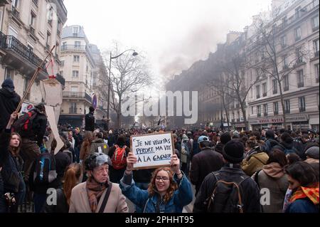 Parigi, Francia, 28/03/2023, manifestazione parigina del 28 marzo contro la riforma delle pensioni - 28/3/2023 - Francia / Parigi / Parigi - in questa decima giornata di manifestazione contro la riforma delle pensioni, la processione intersindacale ha marciato tra la Repubblica e la Nation.Credit: Laurent Paillier / le Pictorium / Alamy Live News Foto Stock