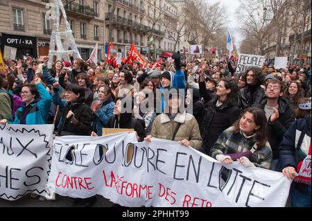 Parigi, Francia, 28/03/2023, manifestazione parigina del 28 marzo contro la riforma delle pensioni - 28/3/2023 - Francia / Parigi / Parigi - in questa decima giornata di manifestazione contro la riforma delle pensioni, la processione intersindacale ha marciato tra la Repubblica e la Nation.Credit: Laurent Paillier / le Pictorium / Alamy Live News Foto Stock