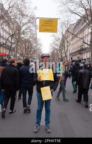 Parigi, Francia, 28/03/2023, manifestazione parigina del 28 marzo contro la riforma delle pensioni - 28/3/2023 - Francia / Parigi / Parigi - in questa decima giornata di manifestazione contro la riforma delle pensioni, la processione intersindacale ha marciato tra la Repubblica e la Nation.Credit: Laurent Paillier / le Pictorium / Alamy Live News Foto Stock