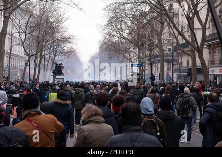 Parigi, Francia, 28/03/2023, manifestazione parigina del 28 marzo contro la riforma delle pensioni - 28/3/2023 - Francia / Parigi / Parigi - in questa decima giornata di manifestazione contro la riforma delle pensioni, la processione intersindacale ha marciato tra la Repubblica e la Nation.Credit: Laurent Paillier / le Pictorium / Alamy Live News Foto Stock