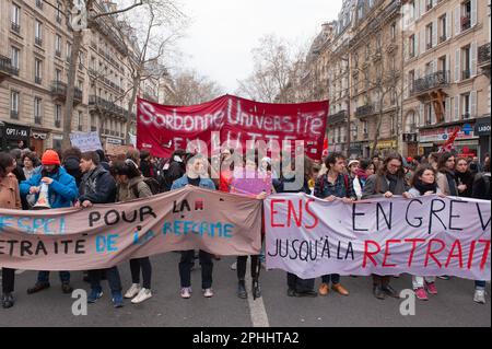 Parigi, Francia, 28/03/2023, manifestazione parigina del 28 marzo contro la riforma delle pensioni - 28/3/2023 - Francia / Parigi / Parigi - in questa decima giornata di manifestazione contro la riforma delle pensioni, la processione intersindacale ha marciato tra la Repubblica e la Nation.Credit: Laurent Paillier / le Pictorium / Alamy Live News Foto Stock