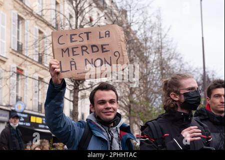Parigi, Francia, 28/03/2023, manifestazione parigina del 28 marzo contro la riforma delle pensioni - 28/3/2023 - Francia / Parigi / Parigi - in questa decima giornata di manifestazione contro la riforma delle pensioni, la processione intersindacale ha marciato tra la Repubblica e la Nation.Credit: Laurent Paillier / le Pictorium / Alamy Live News Foto Stock