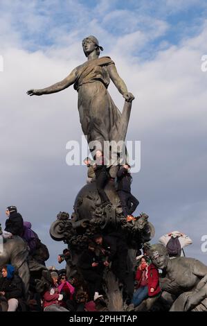 Parigi, Francia, 28/03/2023, manifestazione parigina del 28 marzo contro la riforma delle pensioni - 28/3/2023 - Francia / Parigi / Parigi - in questa decima giornata di manifestazione contro la riforma delle pensioni, la processione intersindacale ha marciato tra la Repubblica e la Nation.Credit: Laurent Paillier / le Pictorium / Alamy Live News Foto Stock