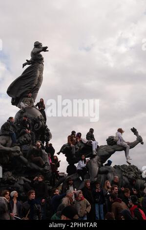 Parigi, Francia, 28/03/2023, manifestazione parigina del 28 marzo contro la riforma delle pensioni - 28/3/2023 - Francia / Parigi / Parigi - in questa decima giornata di manifestazione contro la riforma delle pensioni, la processione intersindacale ha marciato tra la Repubblica e la Nation.Credit: Laurent Paillier / le Pictorium / Alamy Live News Foto Stock