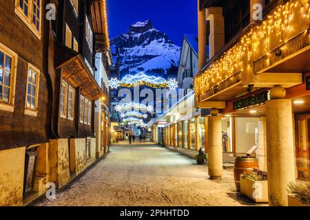 Decorazioni natalizie e tradizionali chalet in legno in una strada nel centro storico del villaggio di Engelberg, una famosa stazione sciistica sul monte Alps Foto Stock