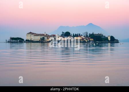 Vista al tramonto sull'Isola Bella, o bellissima Isola, una delle Isole Borromee sul Lago maggiore, una popolare destinazione turistica in Italia Foto Stock