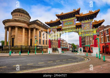 Porta d'ingresso in stile tradizionale cinese alla China Town nella città di Liverpool, Inghilterra, Regno Unito Foto Stock