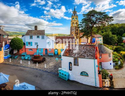 Il pittoresco villaggio di Portmeirion, noto per le sue case colorate in stile mediterraneo, è una destinazione turistica popolare e location cinematografica a North Wa Foto Stock