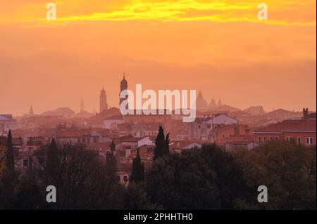 Tramonto vista panoramica sui tetti della città vecchia di Venezia, Italia Foto Stock