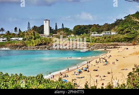 Oahu, Hawaii, USA, - 12 febbraio 2023: Waimea Bay sulla costa nord di Oahu, Hawaii Foto Stock