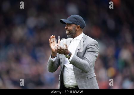 Lucas Radebe, ex capitano di Leeds United e Sudafrica, applaude la folla prima della partita della Premier League tra Leeds United e Brighton & Hove Albion a Elland Road, Leeds, domenica 12th marzo 2023. (Foto: Pat Scaasi | NOTIZIE MI) Credit: NOTIZIE MI & Sport /Alamy Live News Foto Stock