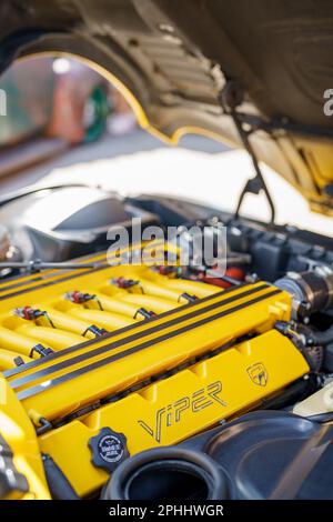 Weston, FL, USA - 12 marzo 2023: Foto del motore di una Dodge Viper auto sportiva americana ad alte prestazioni Foto Stock