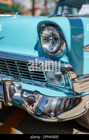 Primo piano di un faro di una classica auto d'epoca blu Foto Stock