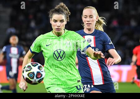 Parigi, Francia. 22nd Mar, 2023. Dominique JANSSEN di Wolfsburg e Amalie VANGSGAARD di PSG durante la UEFA Women's Champions League, quarti di finale, partita di calcio a 1st fasi tra Parigi Saint-Germain e VfL Wolfsburg il 22 marzo 2023 allo stadio Parc des Princes di Parigi, Francia - Foto Matthieu Mirville/DPPI Credit: DPPI Media/Alamy Live News Foto Stock